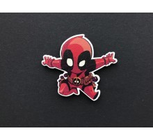 Деревянный значок «Дэдпул»