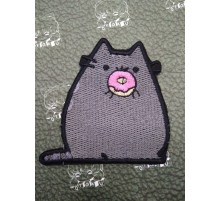 Нашивка вышитая Пушин ест пончик